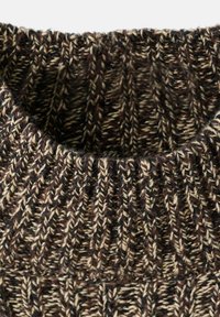 Ingrandimento del colletto di un maglione a coste in marrone scuro, beige e filati neri misti, che mostra dettagli di texture e motivo.