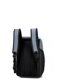 Sac à dos avec un corps en tissu noir, des bretelles rembourrées grises et une accentuation turquoise en haut. Poches latérales en mesh et un design structuré.