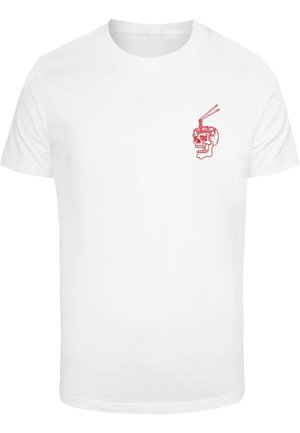 T-shirt en coton blanc arborant un graphique d'un crâne avec des baguettes rouges sur la partie gauche de la poitrine. Conception à manches courtes et encolure ras du cou.