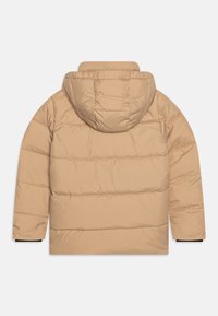 Beige fodrad vinterjacka med huva, långa ärmar och quiltat horisontellt stygn, visad bakifrån på en vit bakgrund.