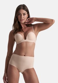 Naakt plunge beha met gladde, gevormde cups en verstelbare banden; gecombineerd met high-waisted bikini slipjes in bijpassende kleur en zachte stof.