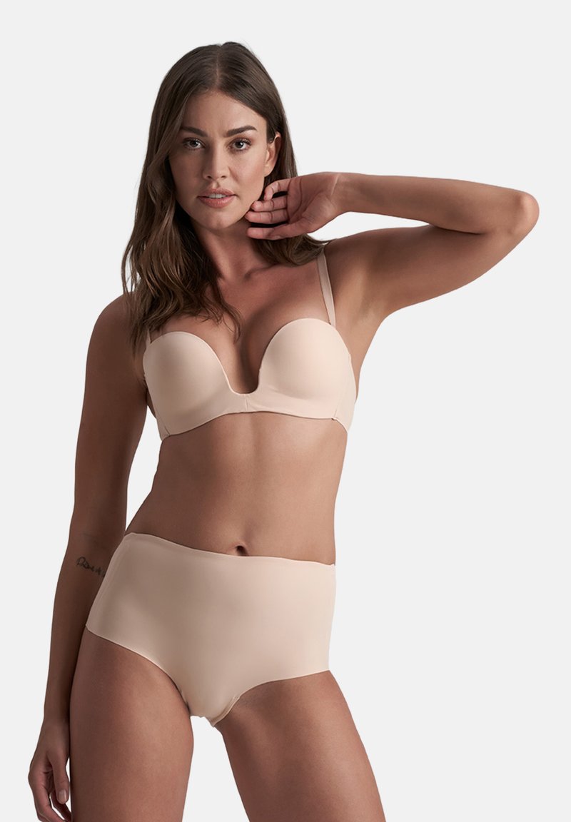 Naakt plunge beha met gladde, gevormde cups en verstelbare banden; gecombineerd met high-waisted bikini slipjes in bijpassende kleur en zachte stof.