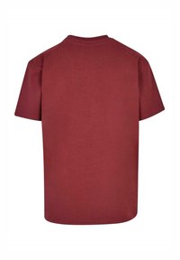 Maroone bomulds T-shirt med rund halsudskæring og korte ærmer. Glat tekstur, standard pasform og ingen synlige grafikker eller mønstre.