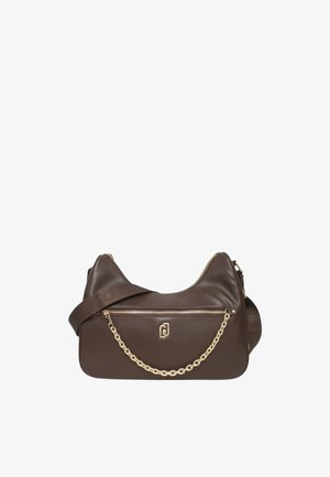 Borsa a spalla in pelle marrone scuro con zip dorata, dettaglio a catena e ampia tracolla in tessuto con marchio in rilievo.