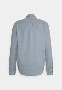 Camicia azzurro chiaro con bottoni realizzata in tessuto testurizzato. Presenta un colletto standard, maniche lunghe con polsini a bottone e un orlo curvo.