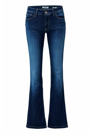 Vaqueros bootcut de color azul oscuro con un ligero desgaste en los muslos y las rodillas, diseño de cinco bolsillos y cierre de botón en la cintura.