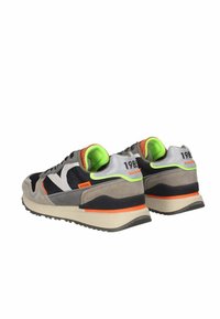 Sneakers met een mix van suède en mesh in grijs, zwart en wit. Voorzien van neon groene accenten, oranje stiksel en een gestructureerde zool.
