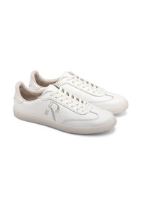 Sneaker bianche in pelle con finitura testurizzata, suola beige, design con lacci e un logo in rilievo discreto sul lato.