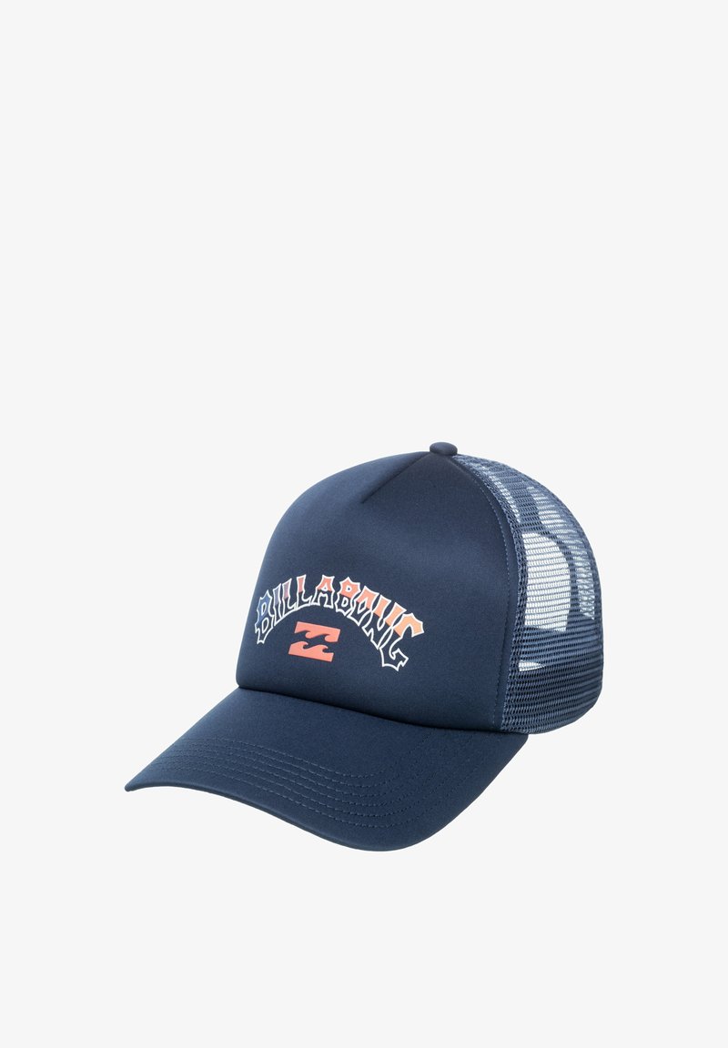 Marinblå keps med en solid frampanel och meshbak. Har vit och korallfärgad logotext på framsidan. Böjd skärm; justerbart band.