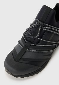 adidas Sportswear UNISEX - Pārgājienu apavi - core black/black reflective/semi lucid red