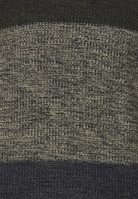 Strikket stoff i mørkegrønn, grå og marineblå striper, med et strukturert design som har varierende strikkemønstre og en myk finish.