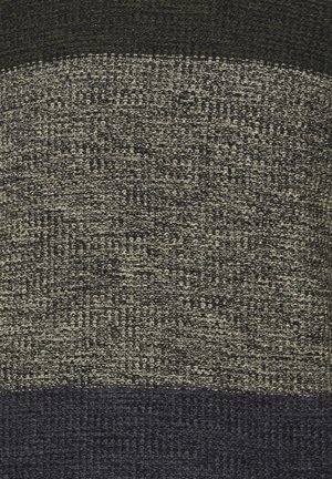 Tumeroheline, hall ja tumesinine triibuline kudum, millel on tekstuuriga disain erinevate kudumismustritega ja pehme viimistlus.