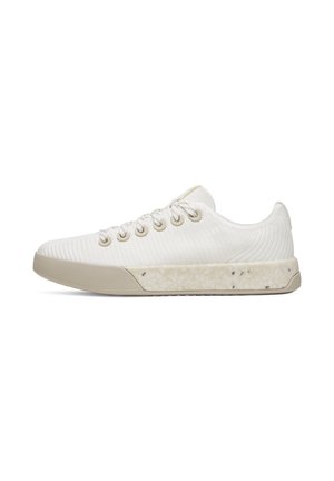 Niedriger weißer gestrickter Sneaker mit beige gesprenkelter Sohle und passenden Schnürsenkeln, von der Seite auf weißem Hintergrund gezeigt.