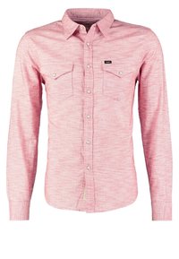 Camicia in cotone rossa a maniche lunghe con trama testurizzata, due tasche sul petto, chiusura sul davanti con bottoni e un piccolo etichetta del marchio sulla tasca sinistra.