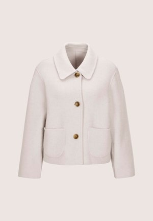 Helle beige Wolljacke mit breitem Kragen, drei braunen Knöpfen auf der Vorderseite und zwei aufgesetzten Taschen auf Taillenhöhe.
