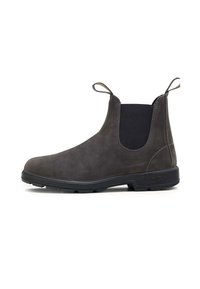 Stivale Chelsea in camoscio grigio con pannelli laterali elasticizzati, linguette per il tiro e suola in gomma nera. Presenta una finitura liscia e una forma strutturata.