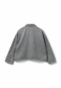 Giubbotto in denim grigio con una vestibilità rilassata, grande colletto e spalle scese. Presenta un retro pulito con leggere trame e dettagli di cucitura.