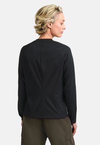 Schwarzes Langarmshirt mit rundem Ausschnitt, aus strukturiertem Stoff und mit Raglanärmeln, das ein minimalistisches Design zeigt.