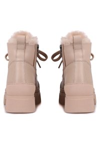 Botas de tobillo de cuero beige con suela de goma texturizada, forro de felpa en la parte superior y diseño con cordones, con una cremallera en el lateral.