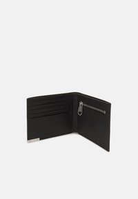Portafoglio in pelle nera con più scomparti per carte, una tasca con zip per monete e accessori in metallo di colore argento; design elegante e minimalista.