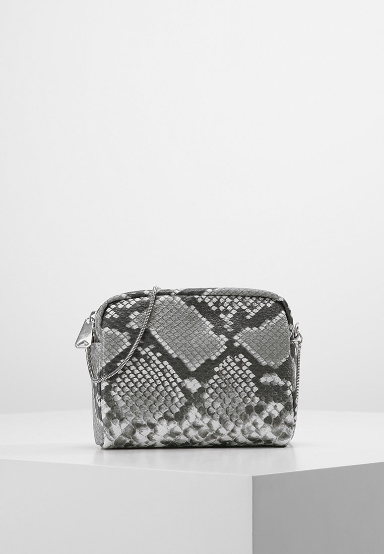 Szara torebka crossbody z wężowej skóry z zapięciem na zamek, srebrnymi akcentami i regulowanym paskiem. Teksturowana powierzchnia z wzorem łusek.