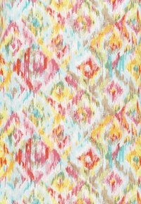 Tissu à motifs colorés présentant un design abstrait avec des nuances de rose, jaune, bleu et beige dans une disposition artistique texturée.