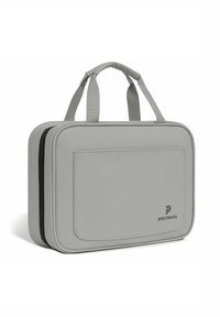 Borsa rettangolare grigia in materiale sintetico liscio, con manici superiori e una tasca frontale. Presenta una cerniera nera e un logo ricamato.