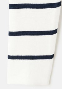 Witte stof met navyblauwe horizontale strepen. Textuur gebreid ontwerp, met drie gelijkmatig verdeelde strepen over het oppervlak.