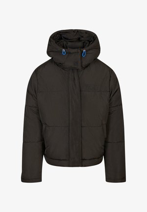 Melnā polsterētā jaka ar augstu apkakli un kapuci. Iezīmēta ar zilām auklu akcentiem, ar rāvējslēdzēja aizdari un iegrieztu logo uz krūtīm.