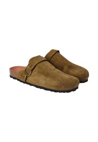 Chaussons en daim brun de style sabot avec bout arrondi, bride au niveau de la cheville et détail de boucle en métal, présentant une surface texturée et une semelle en caoutchouc noir.