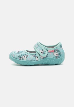 Himmelblaue Stoffschuhe mit weichem, strukturiertem Design, das Einhörner und Herzen abbildet; verstellbarer Riemen für sicheren Halt, Gummisohle.