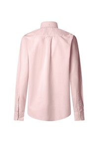 Camicia a maniche lunghe in tessuto rosa chiaro con colletto classico, polsini con bottone e una texture liscia. Presenta un dettaglio di yoke sul retro.