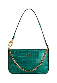Teal neplederen handtas met krokodillenprint, gouden schakelband, rechthoekige vorm, en het ingedrukte logo "GUESS EST 1981" aan de voorkant.