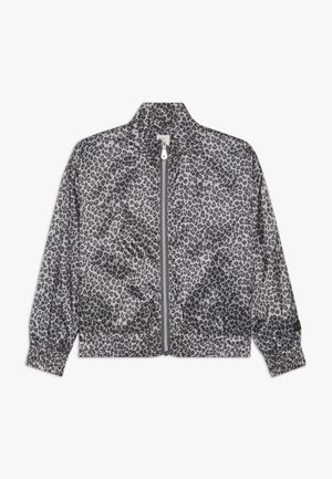 Chaqueta gris con estampado de leopardo negro, cremallera frontal, cuello alto y puños y cintura elásticos, extendida sobre un fondo blanco.