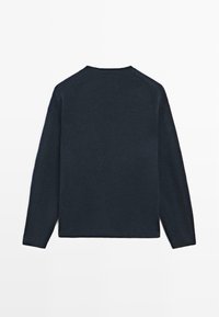 Marineblauwe gebreide trui met lange mouwen, ronde hals en een gladde textuur. Eenvoudig ontwerp zonder zichtbare patronen of extra details.