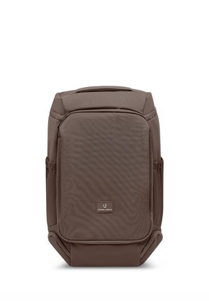 Hnedý obdĺžnikový batoh s predným vreckom na zips, bočnými vreckami, polstrovaným rúčkou a nášivkou s logom Johnny Urban na prednom vrecku.