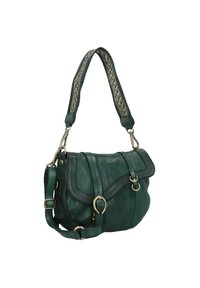 Zelená kožená kabelka s zakřiveným klopou, texturovaným popruhem, zlatými kovovými detaily a dvěma možnostmi nošení (na rameno a křížem přes tělo).