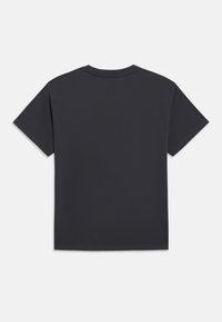 Σκούρο γκρι κοντομάνικη μπλούζα με στρογγυλή λαιμόκοψη, κατασκευασμένη από απαλό βαμβακερό ύφασμα. Διαθέτει ομοιόμορφο χρώμα και χαλαρή εφαρμογή.