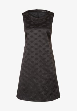 Robe noire sans manches en tissu texturé avec des motifs de pois en relief, un col rond et une fermeture éclair au dos.