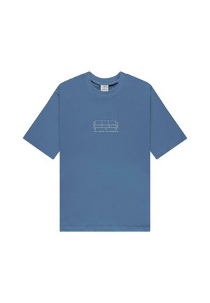 Kék pamut póló rövid ujjakkal, laza fazonban, nyomtatott kanapé grafikával és alatta a "ZSEBKÉSZLET HÁZA" felirattal.