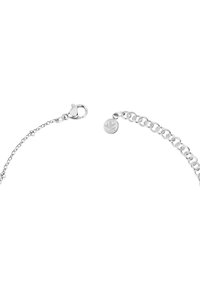 Bracciale in argento con design a catena, chiusura a granchio e un'etichetta circolare con logo in rilievo. Texture liscia con anelli arrotondati.