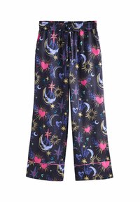Svarta pyjamasbyxor med ett färgglatt himmelskt mönster i form av månar, stjärnor, hjärtan och solstrålar. Elastisk midja och avslappnad passform.
