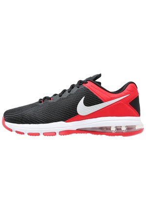 Schwarzer und roter Nike-Laufschuh mit weißem Swoosh, Mesh-Obermaterial, Luftpolstersohle und roten Akzenten an der Außensohle, seitlich gezeigt.
