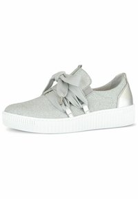 Sneaker in tessuto argento con finitura liscia, dotati di ampi lacci grigi, dettagli metallici e una suola in gomma bianca con un motivo testurizzato.
