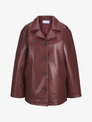 Burgunderfarbene Kunstlederjacke mit breitem Kragen, Knopfleiste, zwei Seitentaschen und glänzender Oberfläche. Gefüttert mit einem passendem Innenfutter.