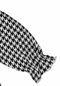 Tkanina o wzorze pepitki w czarno-białe kolory, z marszczonymi mankietami, charakteryzująca się połyskiem i gładką fakturą. Idealna do wyrafinowanych, szytych na miarę ubrań.