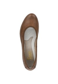 Brun lädersko i platt modell med rund tå, vadderat grått inre och guld "Rieker Antistress"-logotyp inuti sulan.