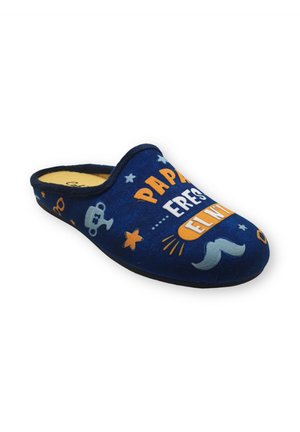 Zapatilla deslizante azul marino con parte superior de tela, que presenta texto impreso, estrellas, un trofeo y un diseño de bigote en colores contrastantes.