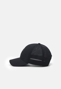 Svart mesh baseballcap med buet skygge og solid frontpanel, vist på hvit bakgrunn i sidevisning.