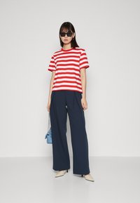 Selected Femme SLFESSENTIAL TEE - Apdrukāts T-krekls - flame scarlet/bright white